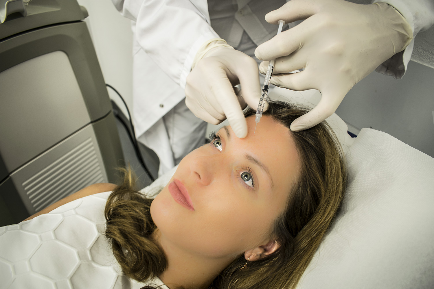Botox - Dr. Michael Sigmund Hautarzt in Salzburg fürht Botoxbehandlung an Patientin durch